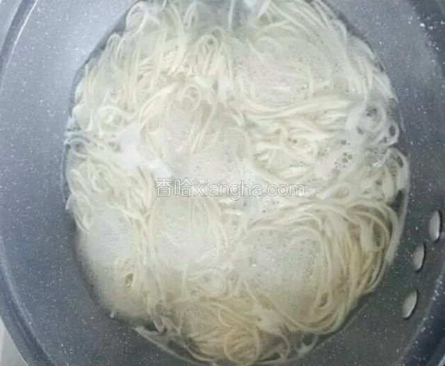 煮面条，锅里水开下入面条
