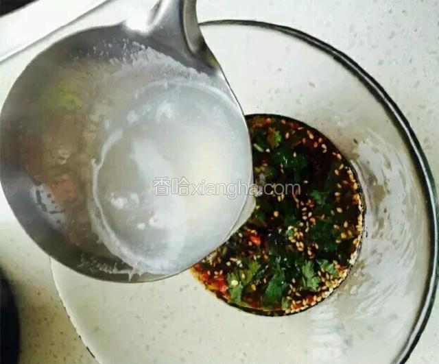 用煮开的面条水倒入碗汁中调成汤汁，约两大勺，有面碗一半的量就行