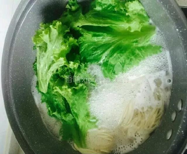 面条煮熟出锅前放入生菜，菜熟即可关火，将面盛入汤汁碗中拌匀