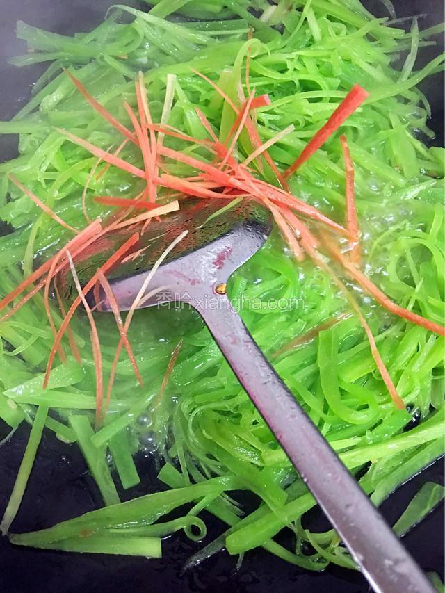 下入胡萝卜丝炒匀即可