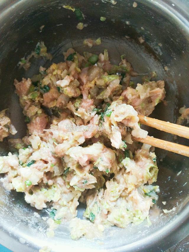 倒去白菜腌制出来的水，加入姜末，葱末，肉末，生抽，盐拌匀
