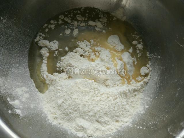 然后制作油酥，面粉与食用油放在一起！