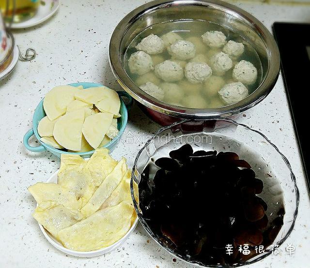 准备好食材，春笋去皮，切块，汆水，黑木耳泡发好。