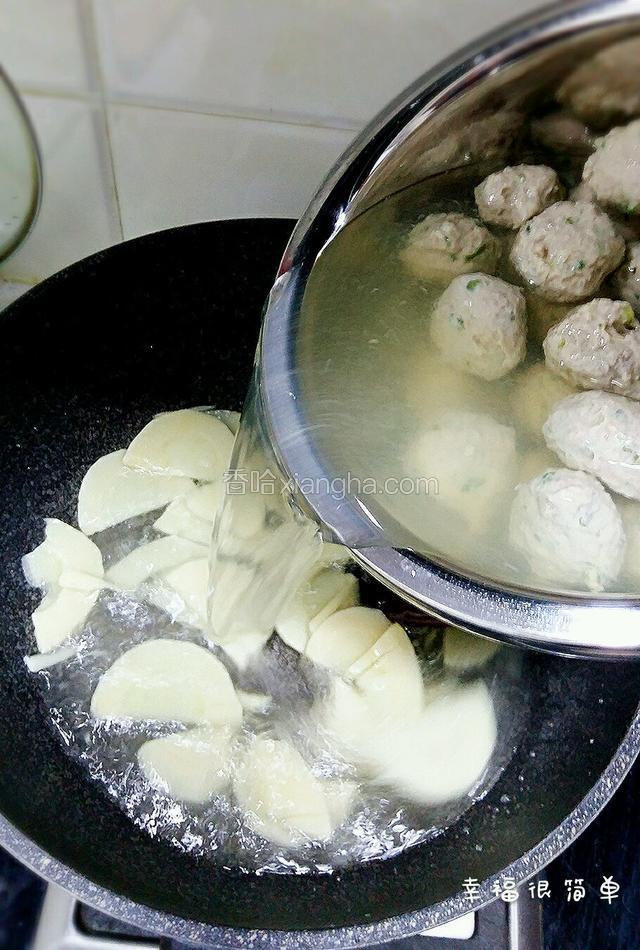然后再倒入肉圆汤。