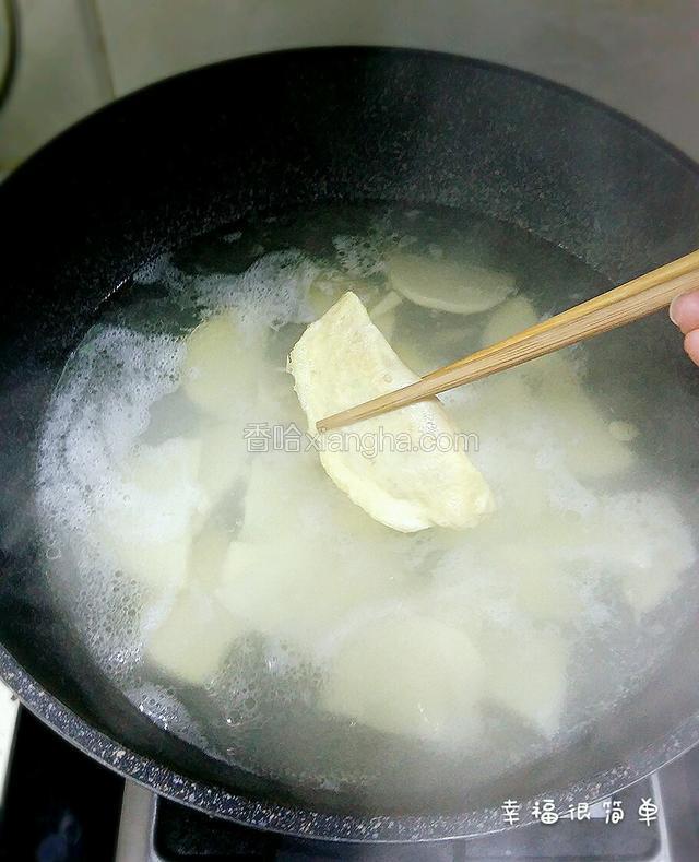 依次下入蛋饺，加入适量的盐。