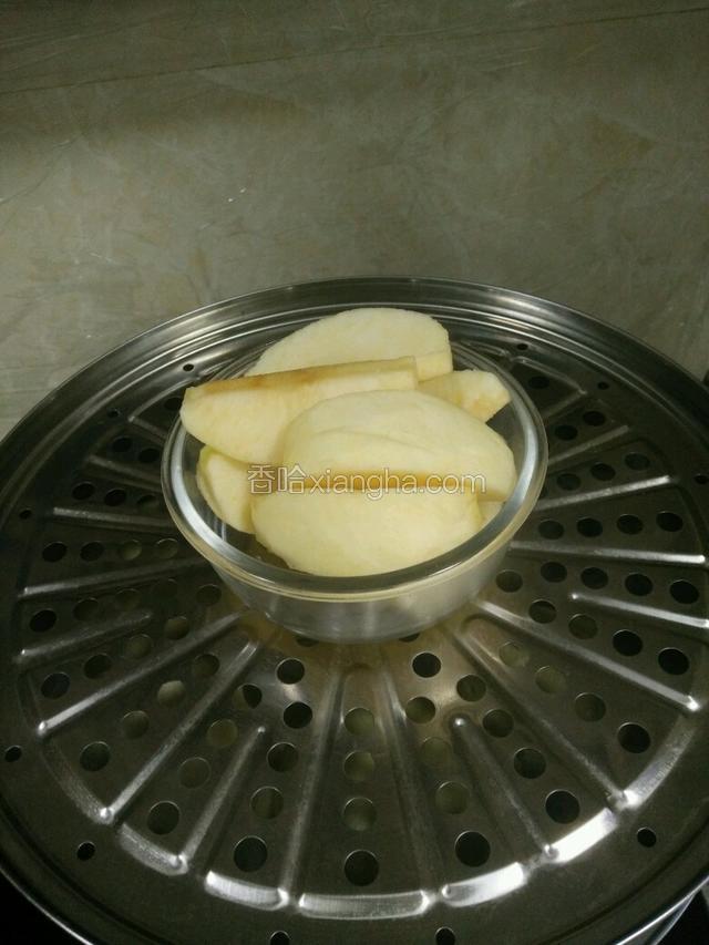 蒸锅加水烧开，放入切好的苹果蒸10分钟
