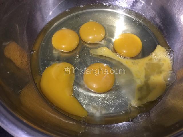 准备一个大点的盆，把鸡蛋打到盆里。（鸡蛋要常温的）