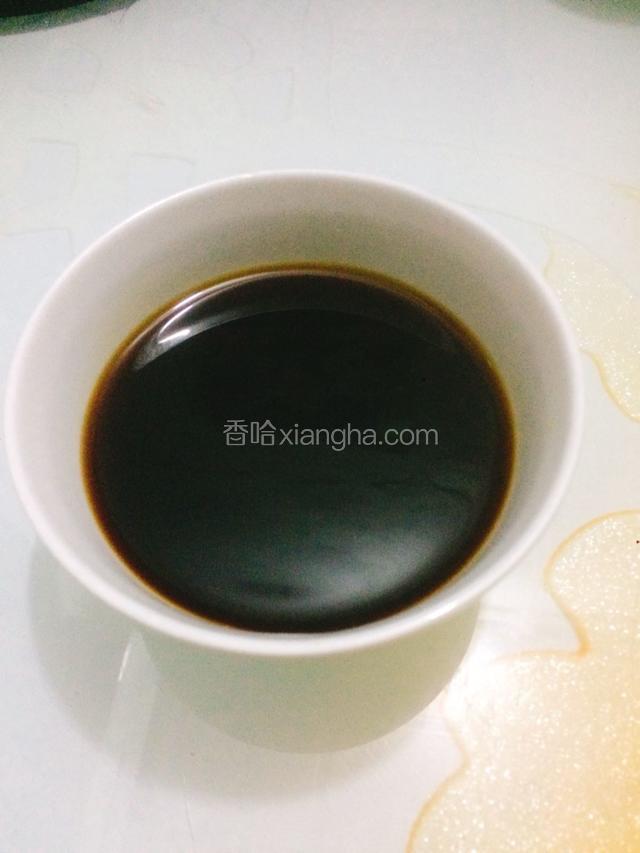 过筛好的红糖倒入100克温水中搅拌一下，使红糖融化
