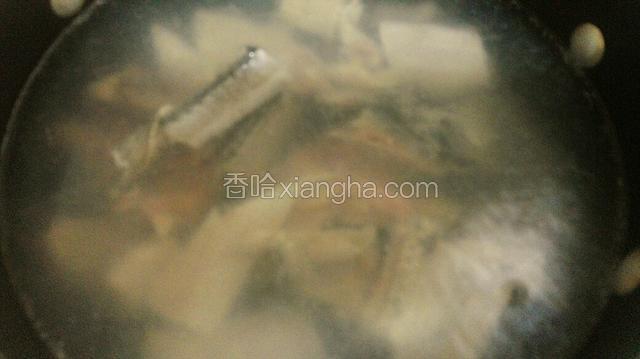 水开了倒入鱼骨头，用筷子轻轻划开。