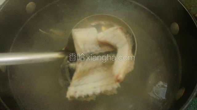 等鱼骨头颜色变白，就关火。
时间一分钟也没的。