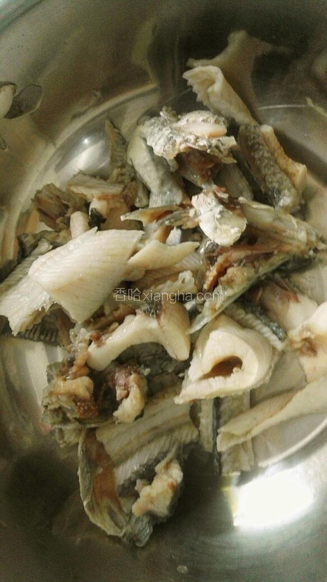 倒入盆内再次用清水冲洗并淋干水份。
