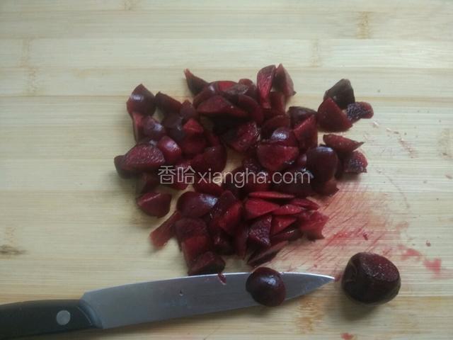 车厘子切小块。