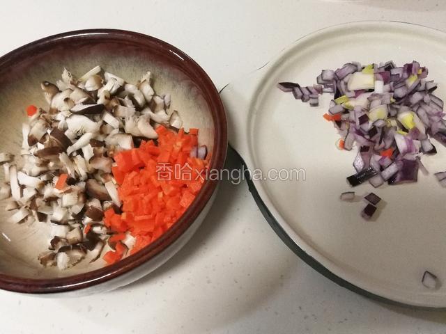 洋葱，胡萝卜，香菇都切丁～
