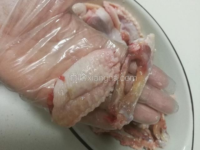 鸡翅剔骨，用剪刀两边一剪，注意不要把皮搞破了～
