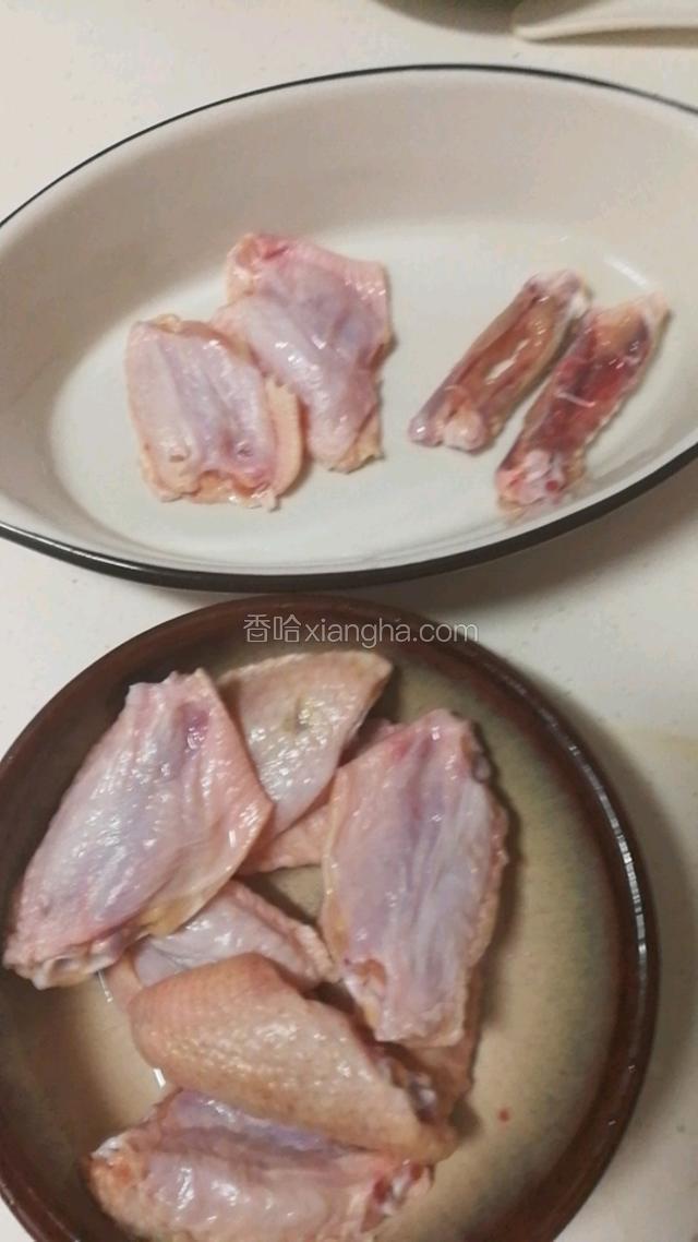 弄好的鸡翅放一点点盐，姜，抓均匀腌制15分钟以上

