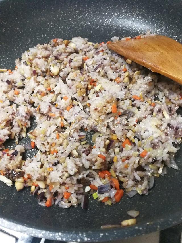 .锅里加点油放洋葱翻炒，再加入胡萝卜和香菇翻炒2分钟加入米饭翻炒～再加入几滴生抽入味
