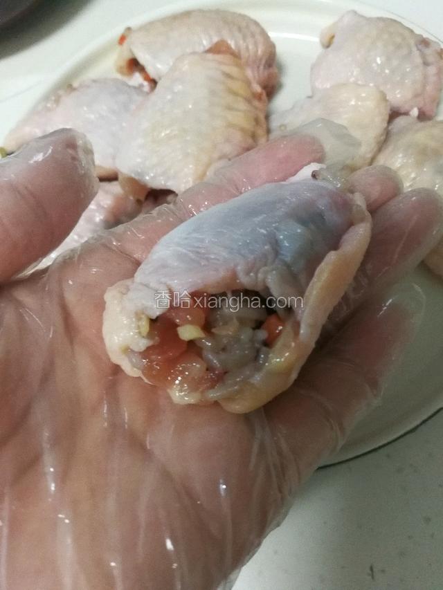 出锅后团成小球塞里面鸡翅的里面
