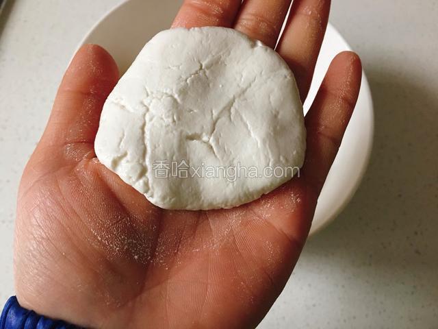 取一小块面团搓圆压扁就可以了！第一次做太慢的话就提前把面团都揉好省的煎的时候手忙脚乱。