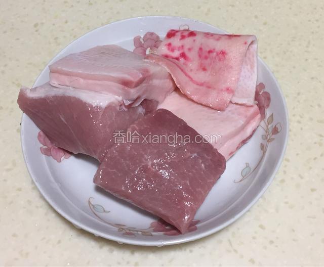 要买这样一半肥一半瘦的肉，把皮剖下来不要，有皮剁不碎。