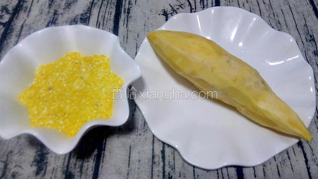 准备好食材，将红薯去皮后洗净。