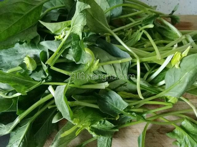 菠菜清水洗净；