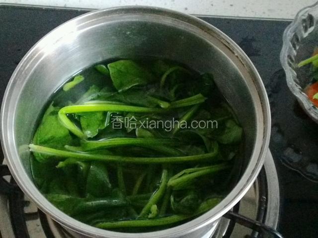 菠菜焯水2分钟；