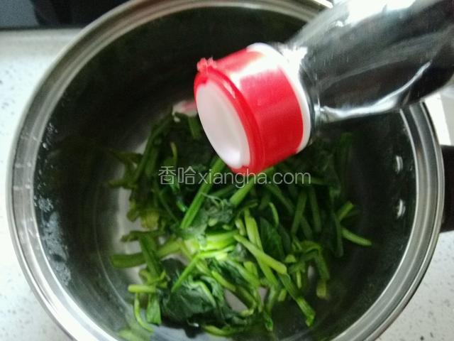 菠菜内加入少许米醋、盐；