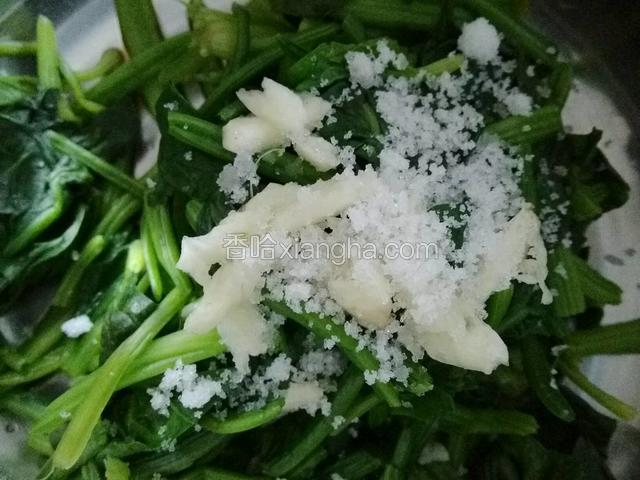 加入少许白糖；