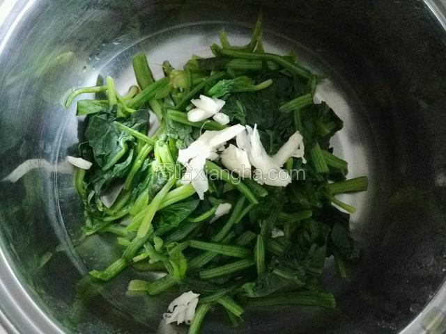 加入蒜末；
