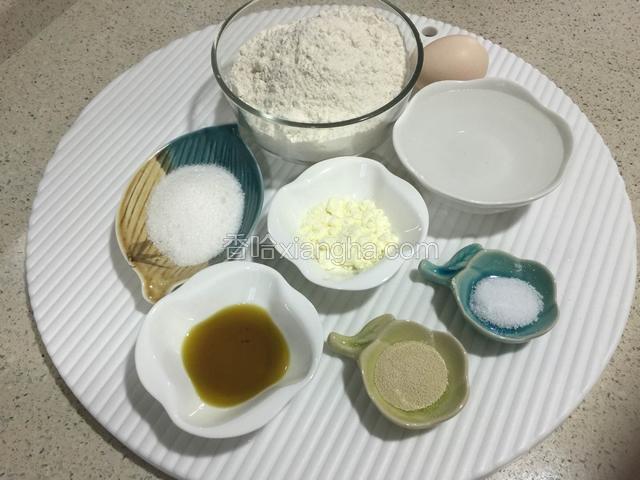 按照面包机配方，用专用量杯和勺子量好所需配料。