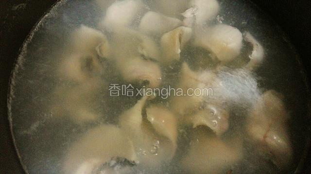 水开鱼片倒入锅内，用筷子轻轻划开鱼片。