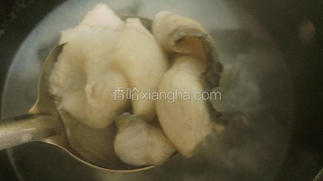 鱼片变白色略为煮下就可以了，
关火后鱼片淋干水份装碗里。