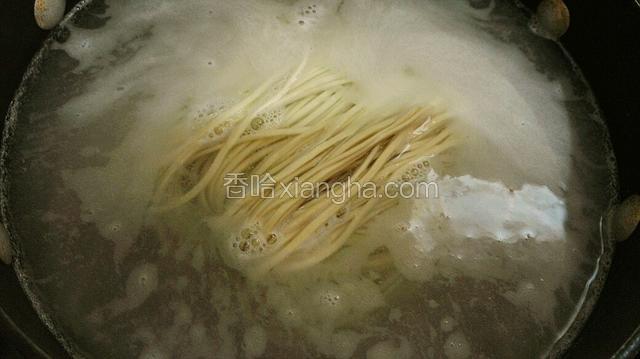 半锅清水，水略为宽一些，等锅里水半开，冒水泡就可以下面了。