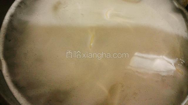 面下锅划到筷子轻轻就面划松。