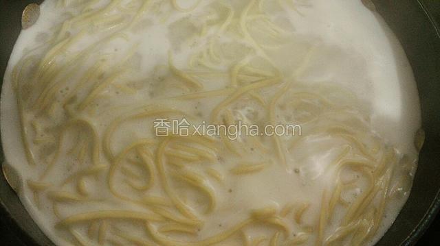 水开后，面浮出水面，就开火。