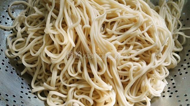 面倒入筛网盆里，快速用清水冲洗干净，无粘稠状，并淋干水份。