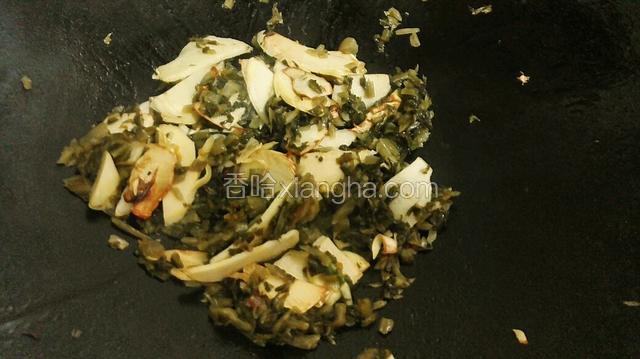 倒入雪菜一起翻炒，略为炒下，倒入开水。