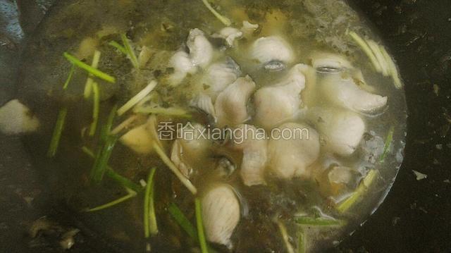 关火后倒入鱼片和葱段，略为拌一下，就把汤汁倒在面碗里。