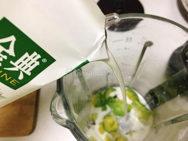 放入牛奶。