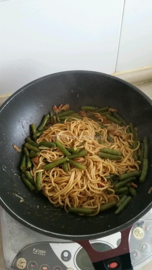 锅中水分快要收干时，撒上鸡精和剩余的蒜末拌匀即可。