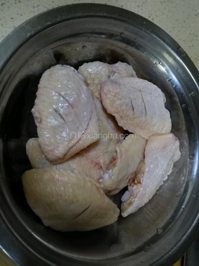 鸡翅两面各切三刀。为了能更好的入味。