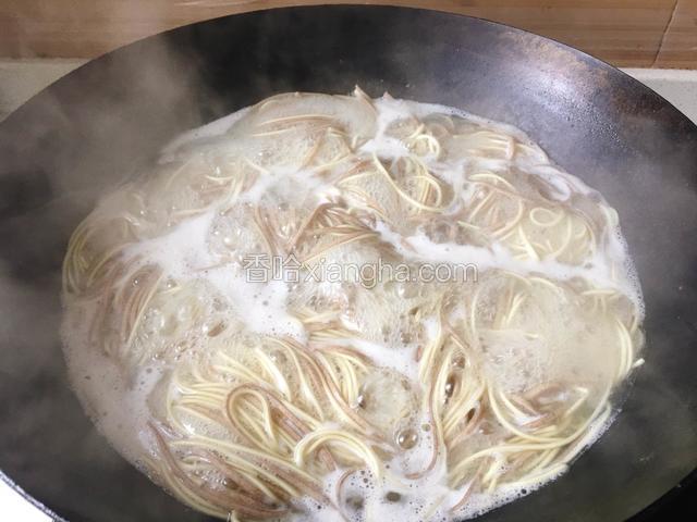烧锅开水煮面，水里放点点盐。