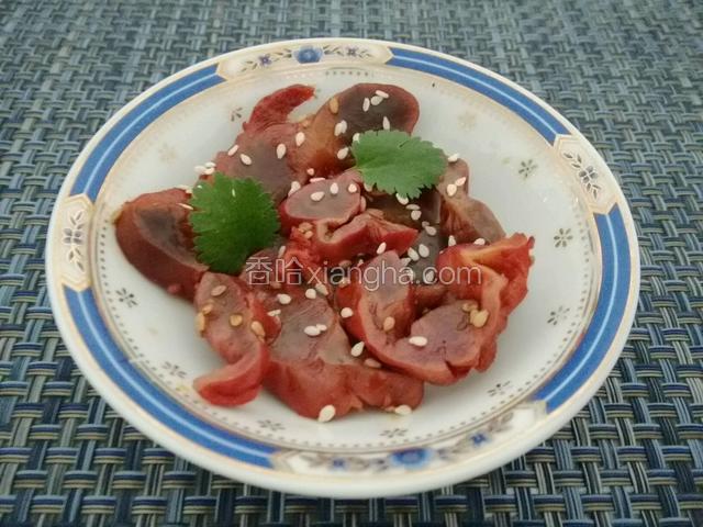 撒少许白芝麻点缀，成品图感谢观赏！
