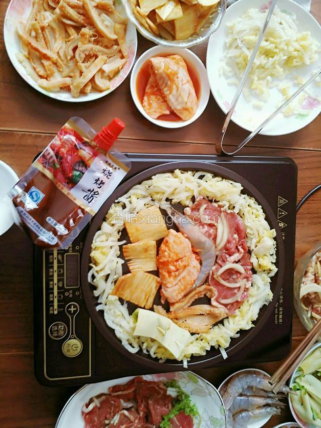 这是烤肉酱，我选用的。也可以自己调制。
牛肉上撒上圆葱丝提味。