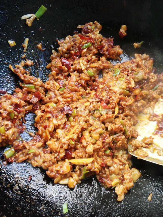 放入肉末和少许豆瓣酱和辣椒和花椒