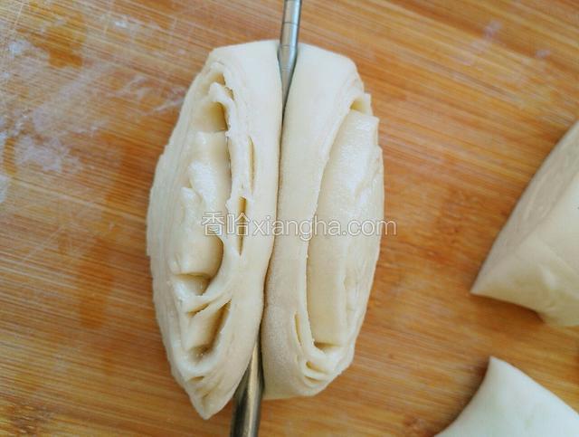 用筷子在中间压下去
