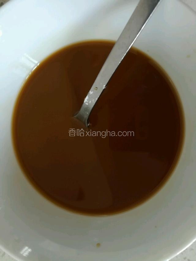取一小碗，碗里加入生抽，老抽，水，玉米淀粉，糖。