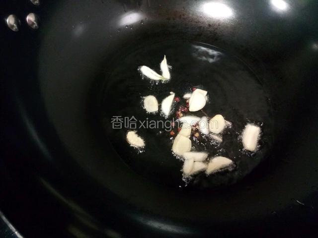 放姜蒜爆香。接着放小米辣下去爆香。最近不想吃那么辣，所以没有放小米辣下去炝锅，只是后面放在菜上点缀。