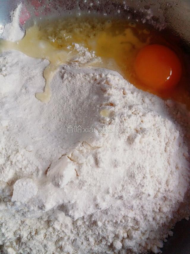 加鸡蛋和盐半勺