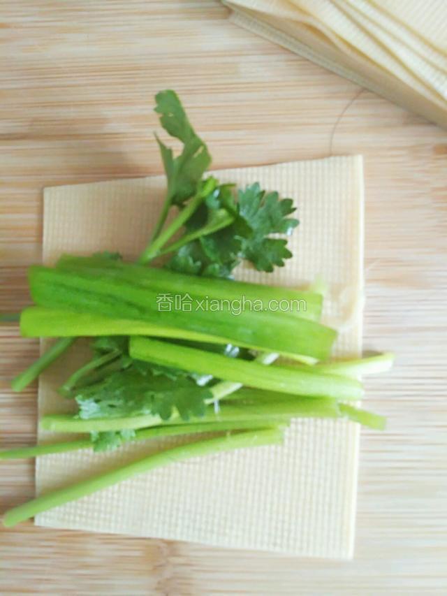 豆皮切2x2.5寸片，葱、香菜切二寸段。
取一块豆皮，中间夹上香菜和葱。